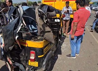 लोणी काळभोर बोरकरवस्ती (ता. हवेली) येथे रिक्षा अपघात; गाईचे मांस सापडल्याने परिसरात खळबळ