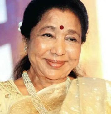 ज्येष्ठ गायिका आशा भोसले यांना हृदयविकाराचा झटका, ब्रीच कँडी रुग्णालयात उपचार सुरू