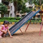 निष्काळजीपणाचा बळी – असुरक्षित घसरगुंडी कोसळून ४ वर्षीय चिमुकलीचा मृत्यू; सोसायटी पदाधिकाऱ्यांवर गुन्हा