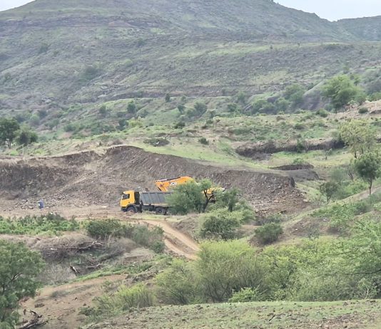 तरडेच्या डोंगरांची खुलेआम लूट? कथित बेकायदा मुरूम उत्खननामुळे पर्यावरण धोक्यात; प्रशासनाच्या कारवाईची मागणी